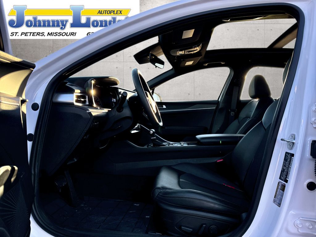 Vehicle image 18 of 26