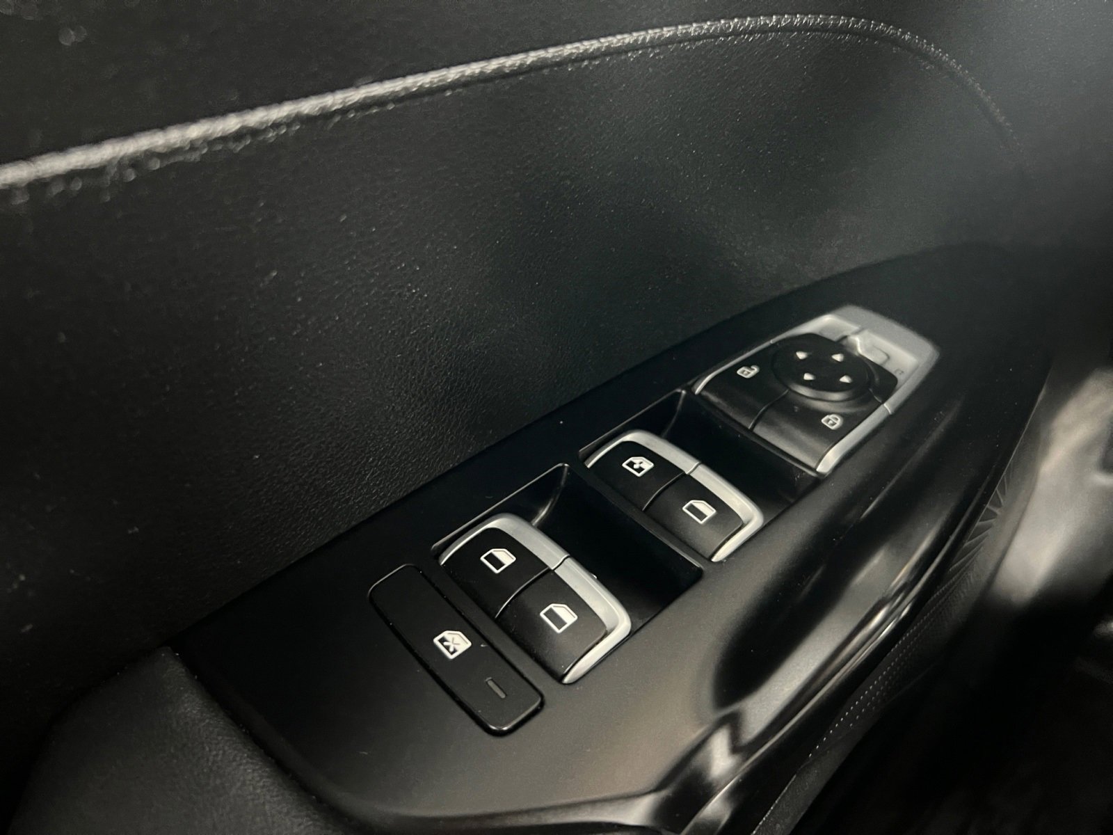 Vehicle image 18 of 22