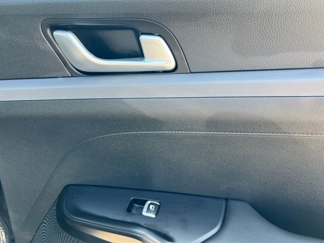 Vehicle image 37 of 44