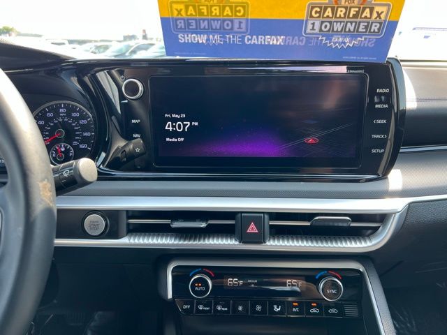 Vehicle image 27 of 44