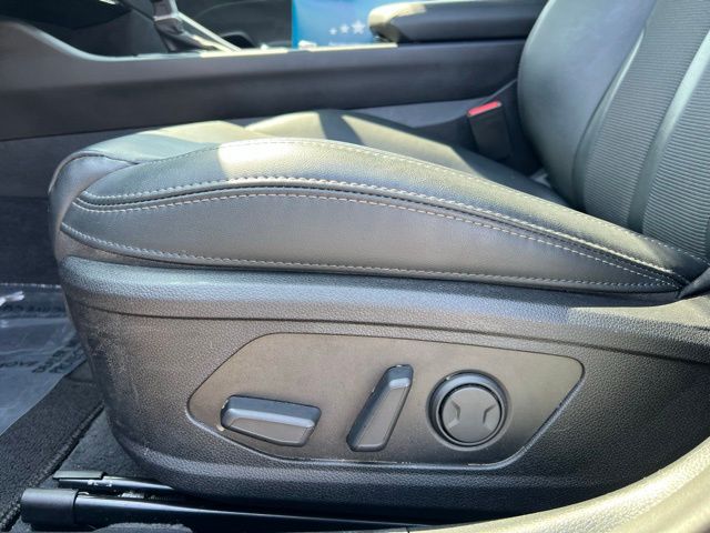 Vehicle image 21 of 44
