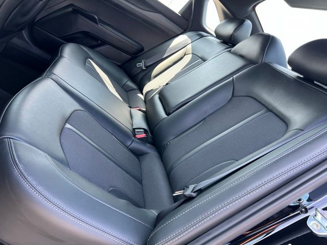 Vehicle image 33 of 44