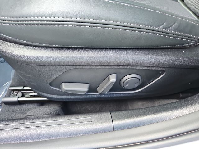 Vehicle image 17 of 34