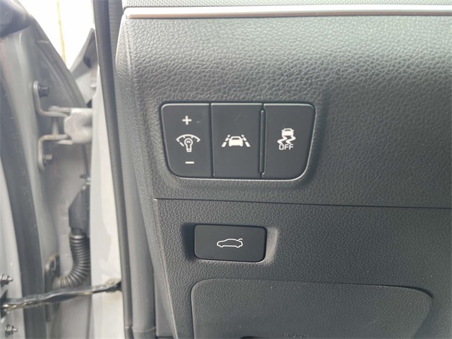 Vehicle image 17 of 31