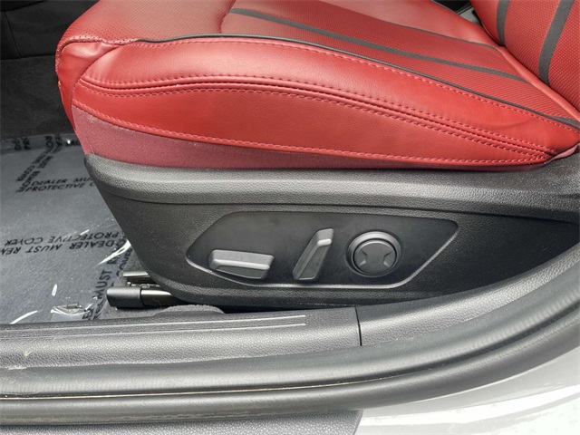 Vehicle image 14 of 31