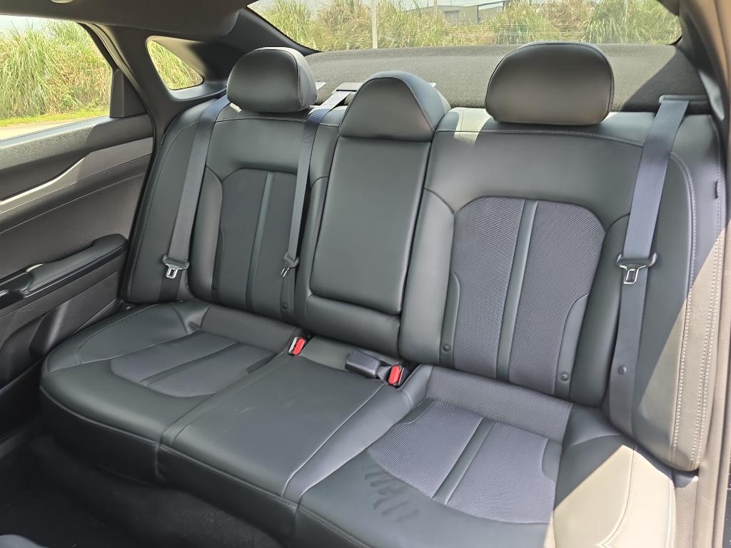 Vehicle image 16 of 19