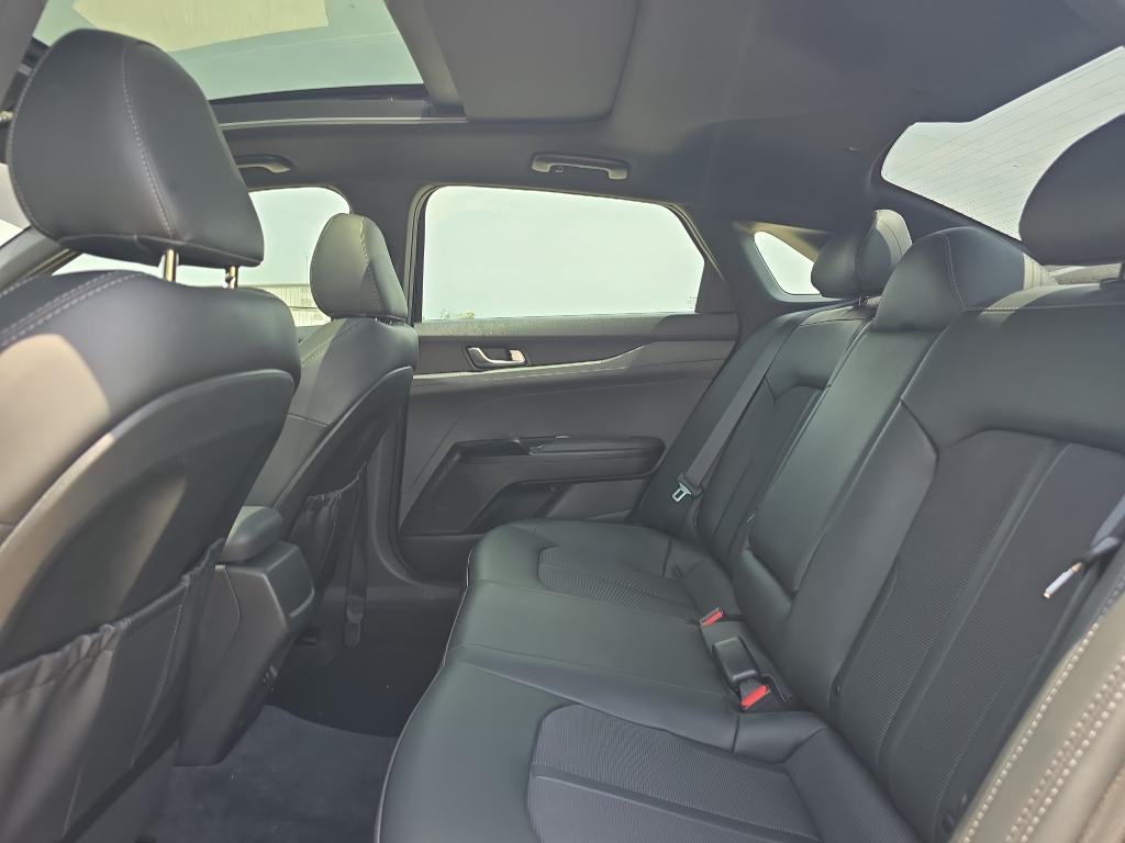 Vehicle image 14 of 19