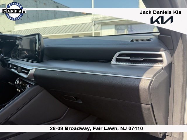 Vehicle image 17 of 18