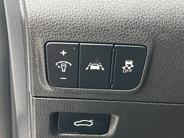 Vehicle image 25 of 34