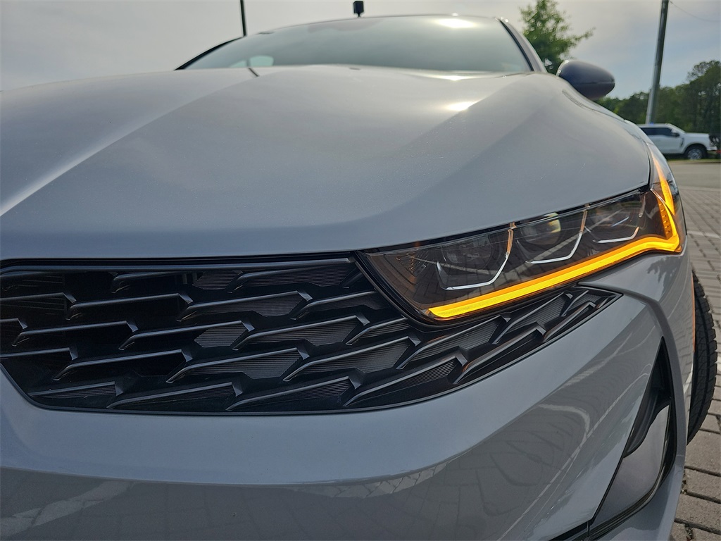 Vehicle image 28 of 33