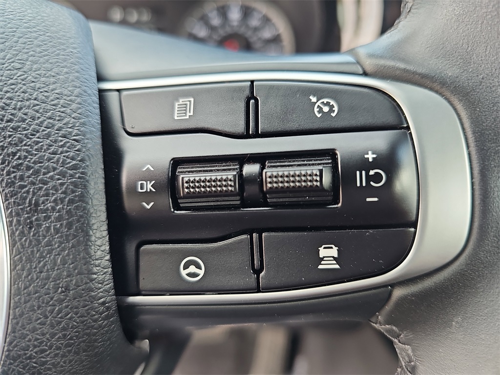 Vehicle image 17 of 33