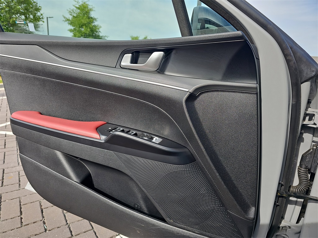 Vehicle image 26 of 33