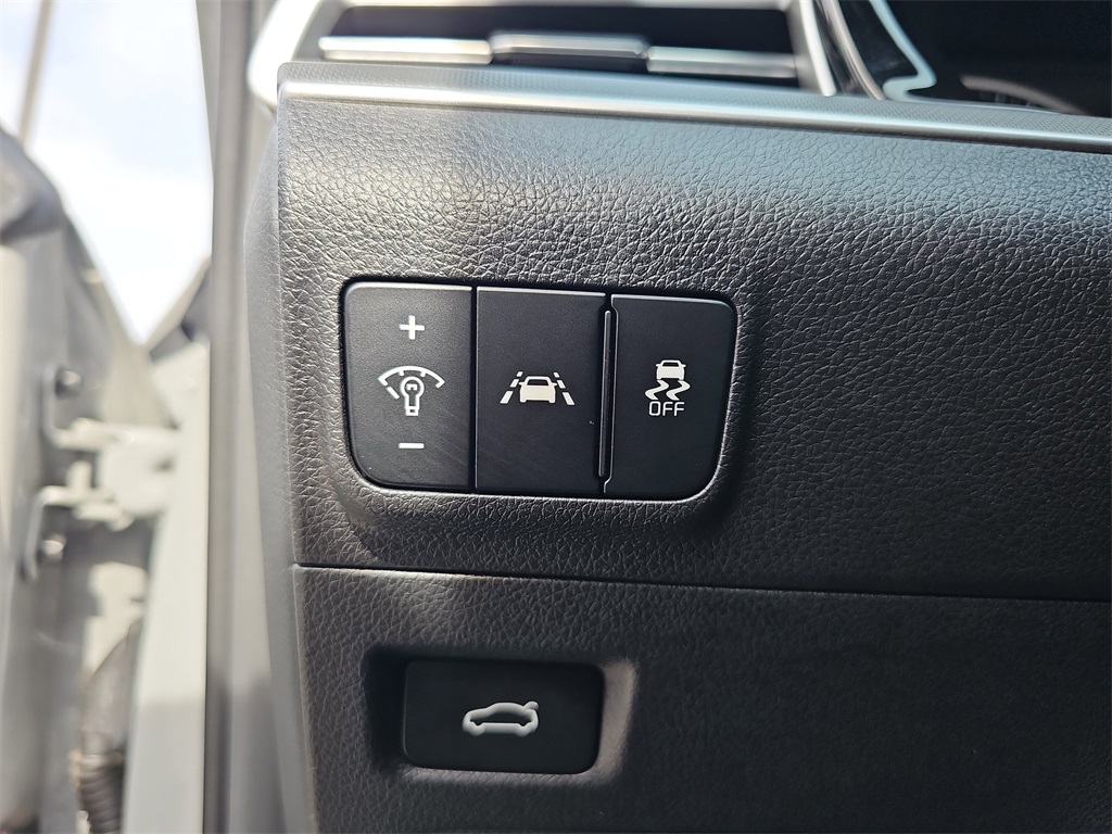 Vehicle image 25 of 33