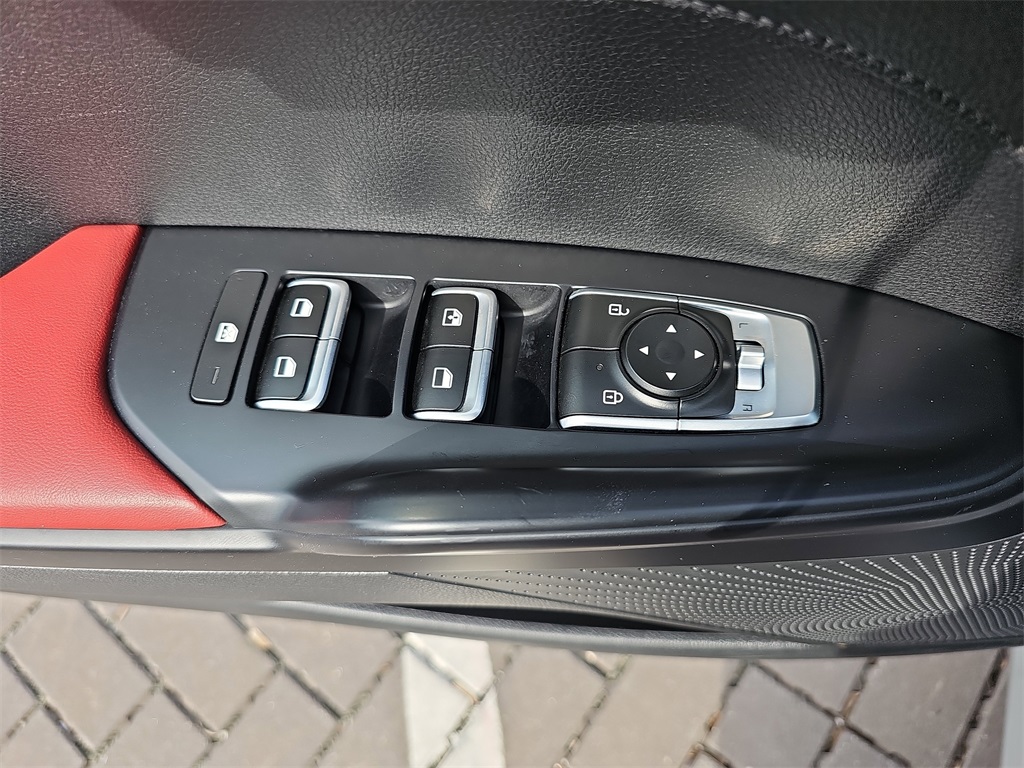 Vehicle image 27 of 33