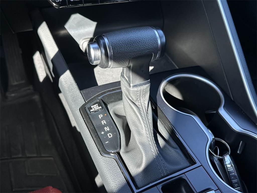 Vehicle image 21 of 25