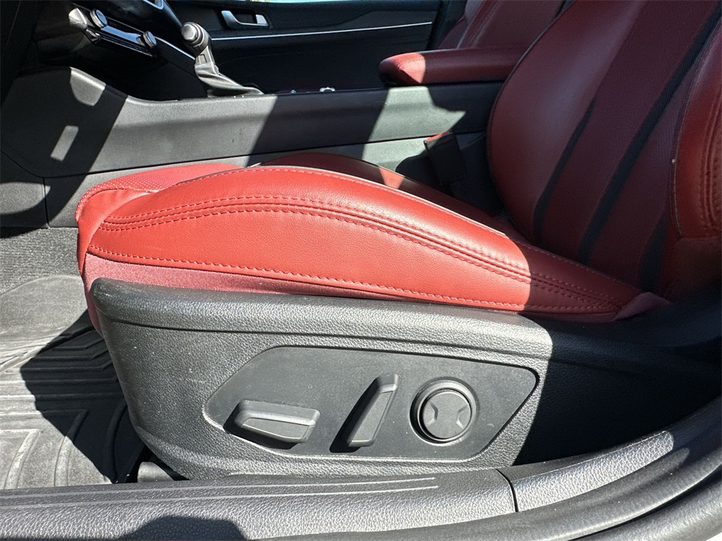 Vehicle image 14 of 25