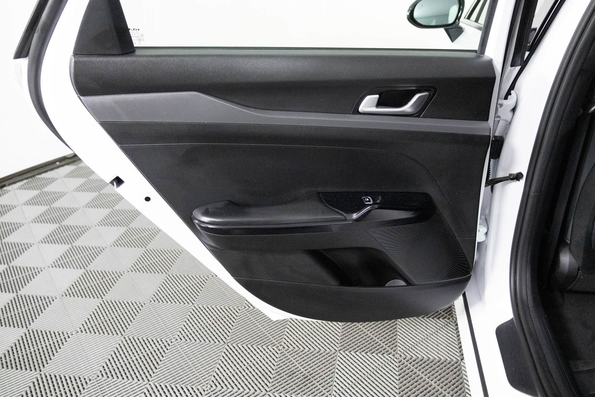 Vehicle image 32 of 43