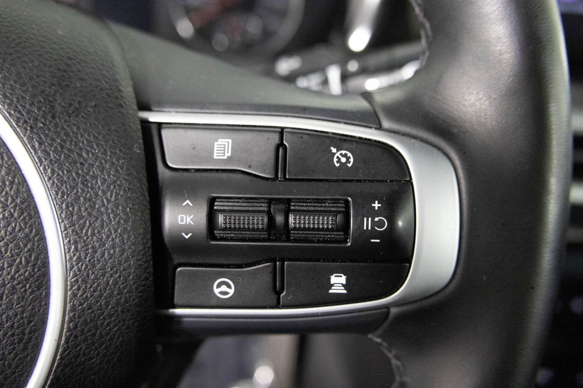 Vehicle image 27 of 43