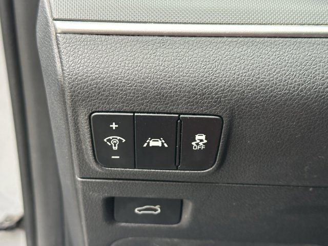 Vehicle image 17 of 28