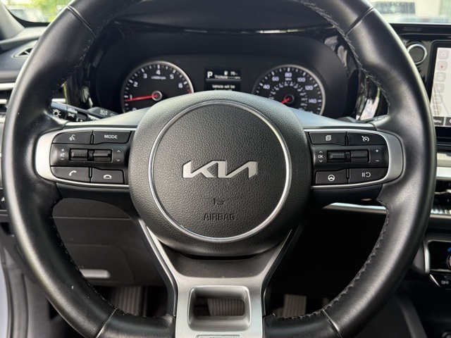 Vehicle image 25 of 28