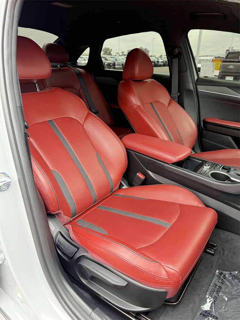 Vehicle image 25 of 29