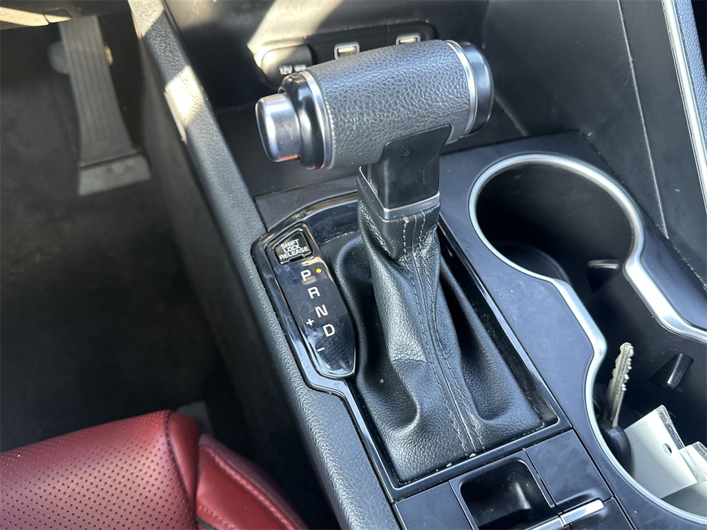 Vehicle image 21 of 25