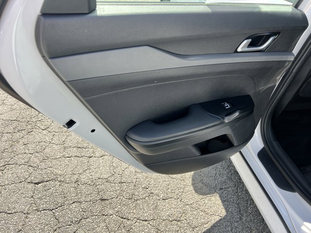 Vehicle image 21 of 34