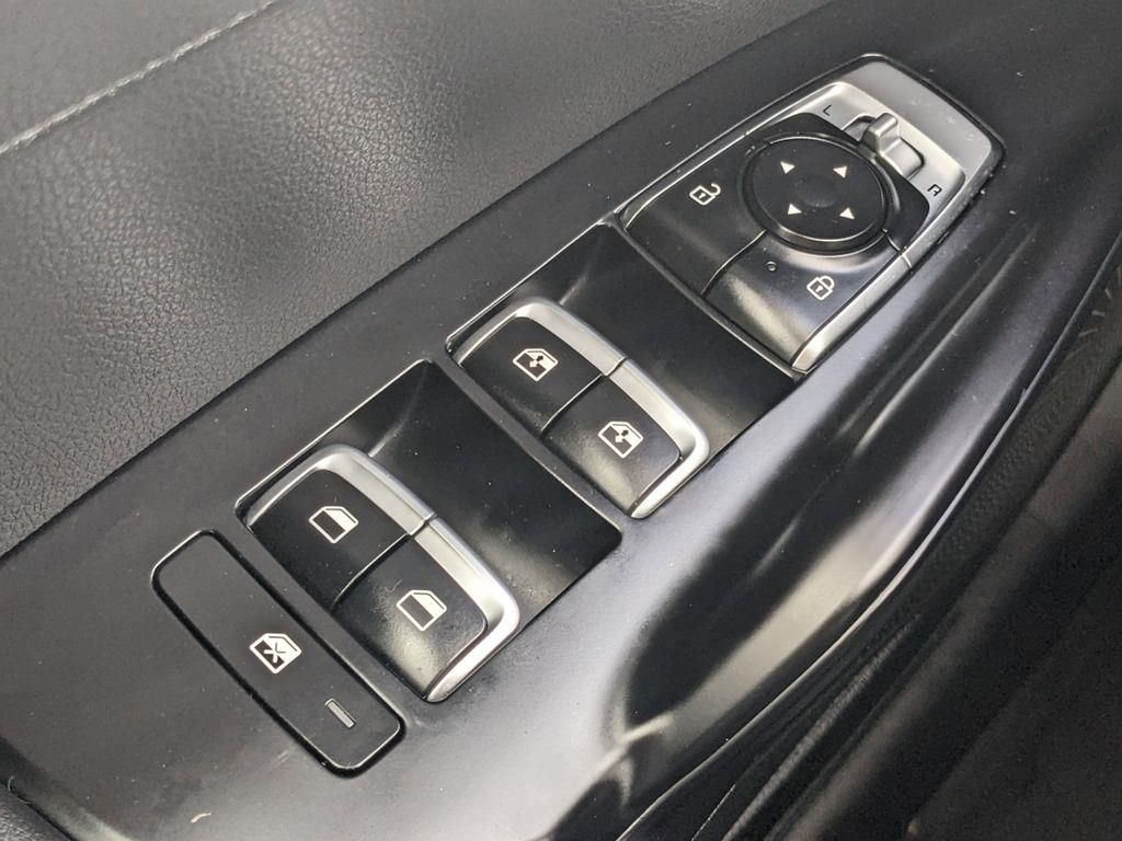 Vehicle image 26 of 34