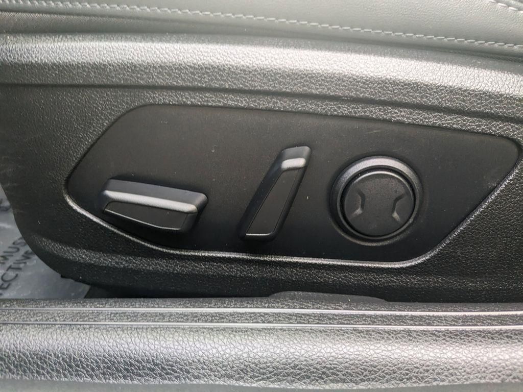 Vehicle image 21 of 34