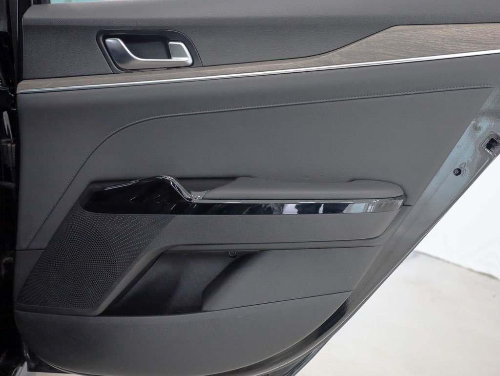 Vehicle image 27 of 39