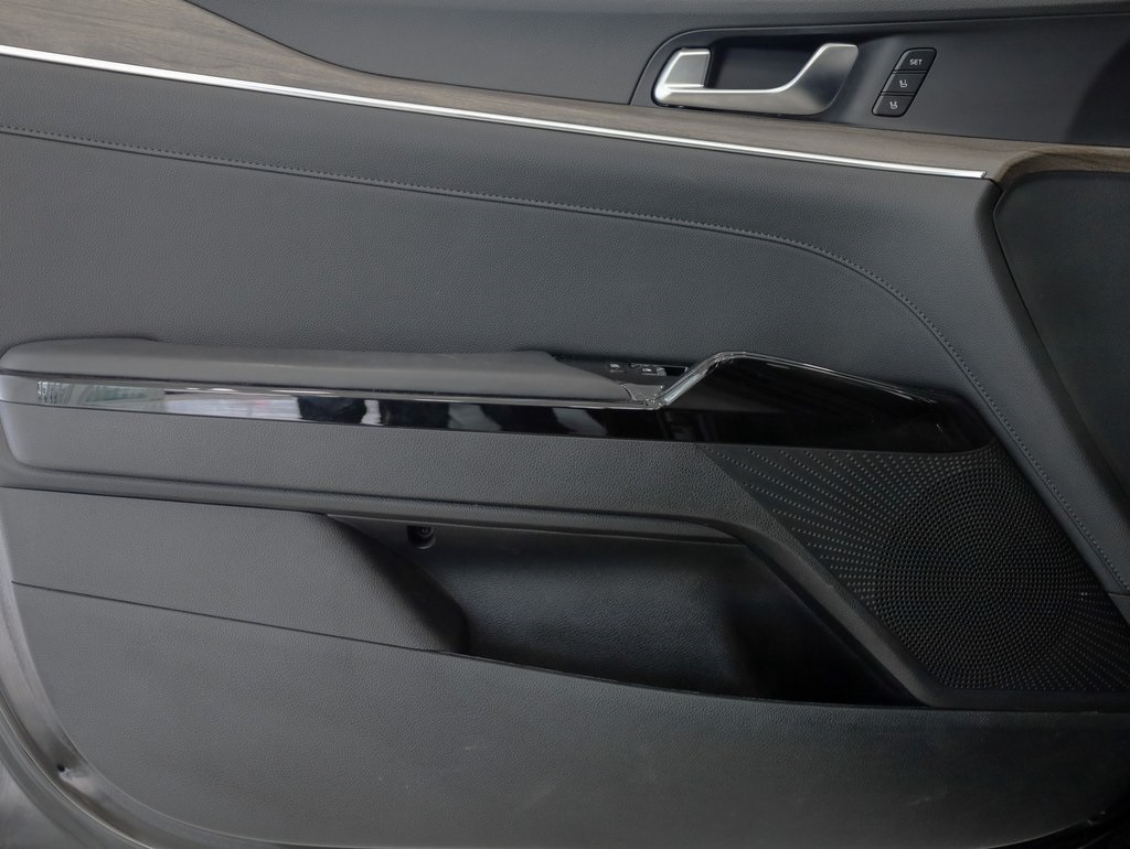 Vehicle image 25 of 39