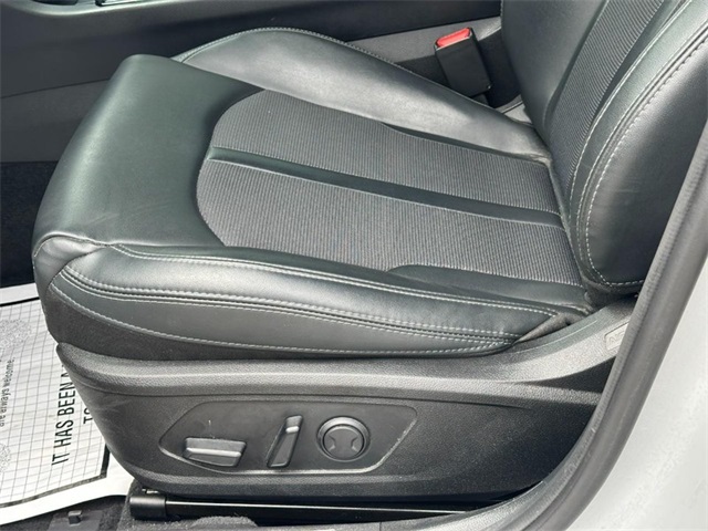 Vehicle image 17 of 24