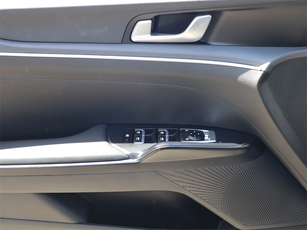 Vehicle image 17 of 30