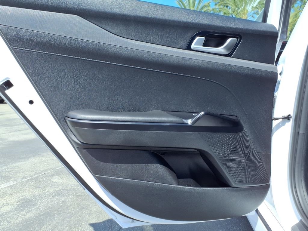 Vehicle image 19 of 24
