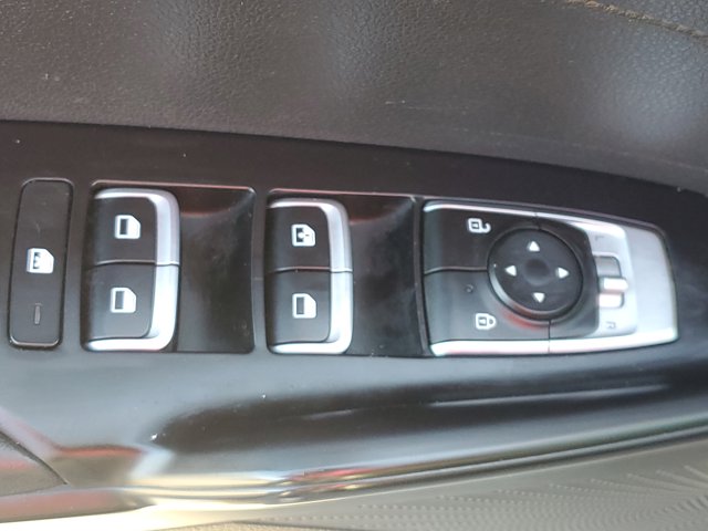Vehicle image 21 of 32