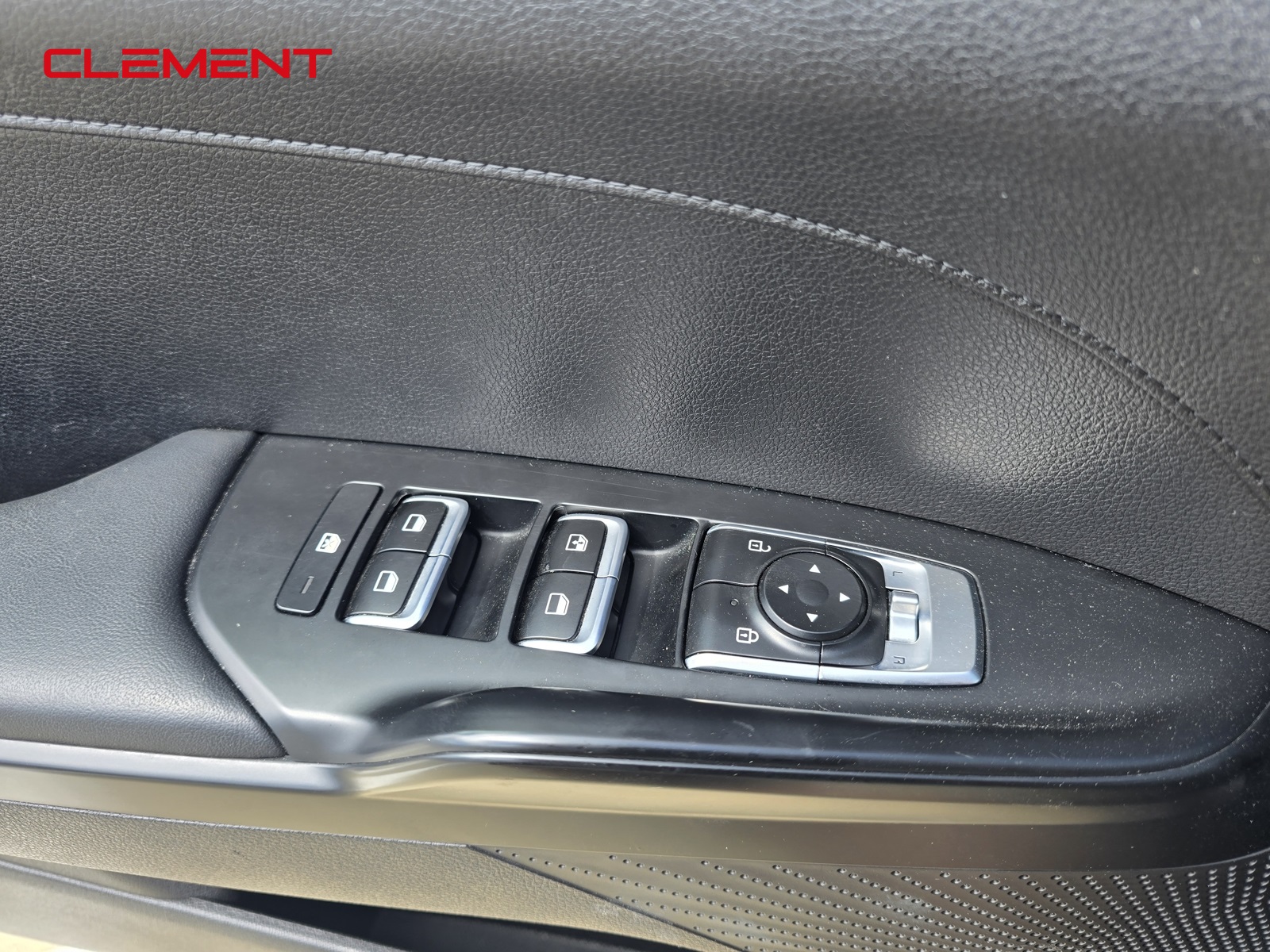 Vehicle image 25 of 49