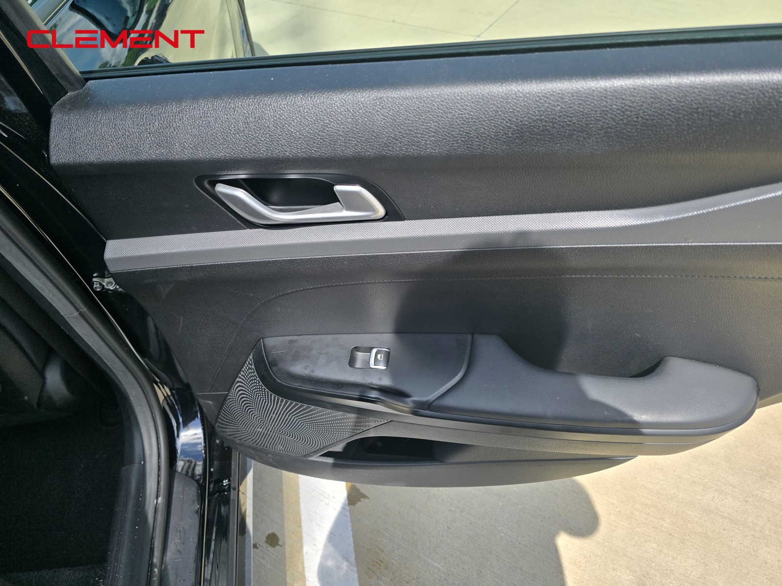 Vehicle image 32 of 49