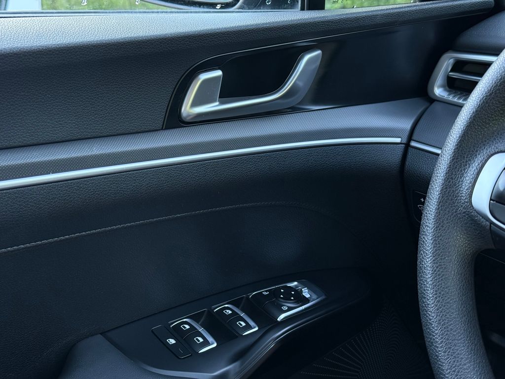 Vehicle image 22 of 40