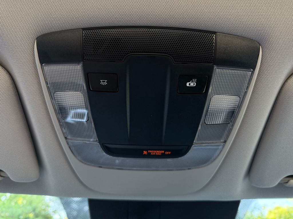 Vehicle image 32 of 40