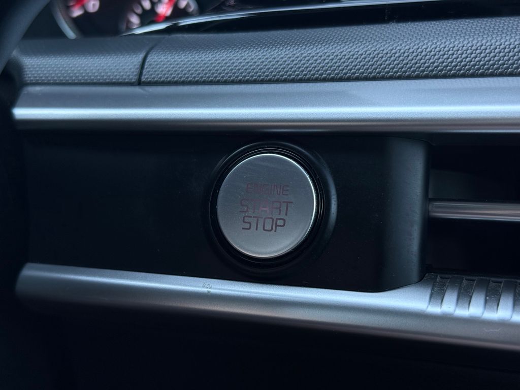 Vehicle image 31 of 40