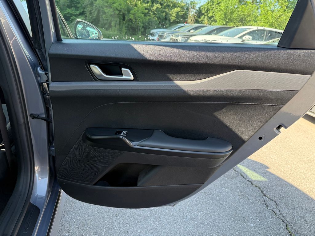 Vehicle image 17 of 40
