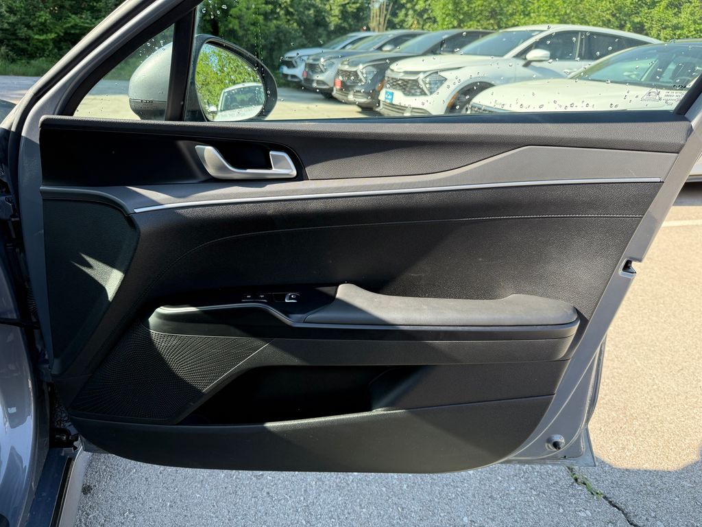 Vehicle image 19 of 40