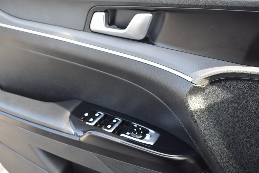 Vehicle image 21 of 33