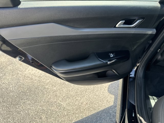 Vehicle image 21 of 32