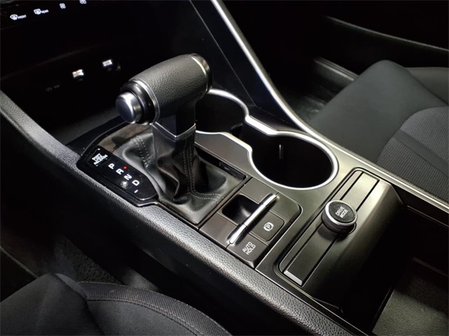 Vehicle image 17 of 21