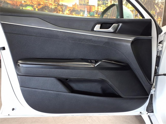 Vehicle image 18 of 21