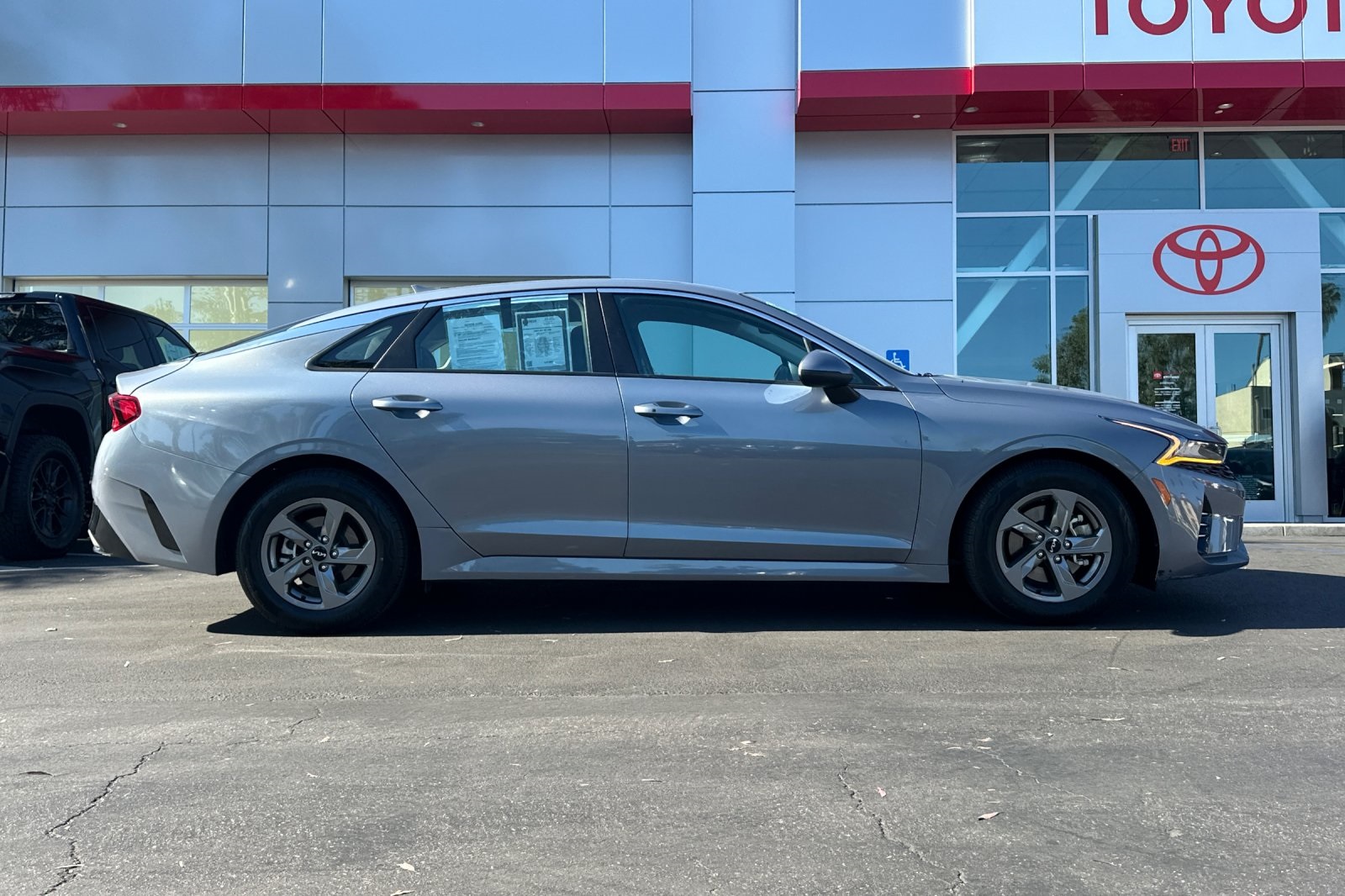 Vehicle image 5 of 32