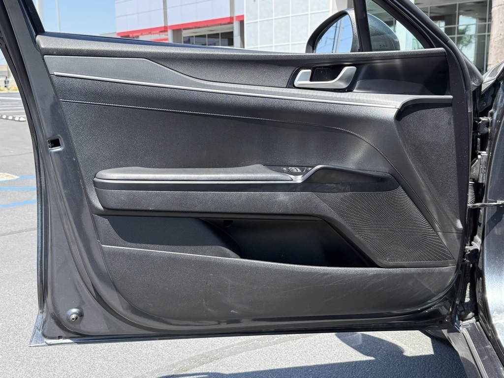 Vehicle image 18 of 31