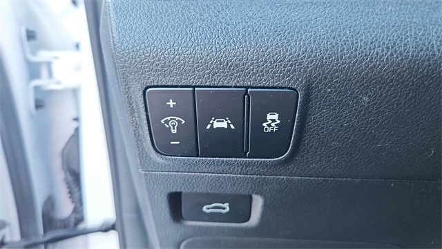 2023 Kia K5 LXS Image 22 of 28