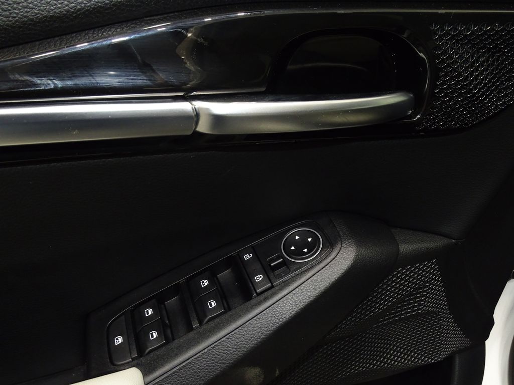 Vehicle image 16 of 39
